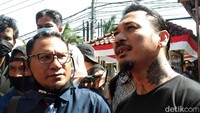 Usai memberikan keterangan singkat ke wartawan, Jerinx langsung masuk ke gedung Mapolda Bali.
