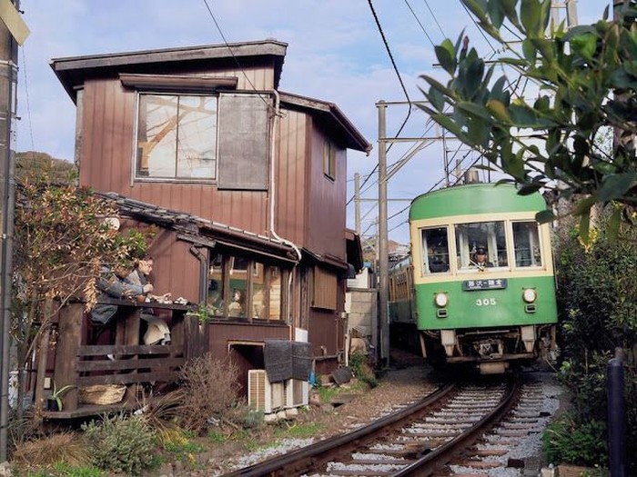 Kafe di Pinggir Rel Kereta Kafe di Pinggir Rel Kereta