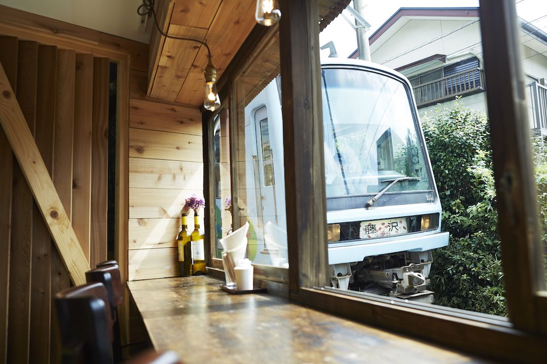 Kafe di Pinggir Rel Kereta