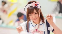 Ada kafe menggemaskan, di mana para pelayannya menggunakan kostum maid. Kafenya dikenal bernama Maid Cafe. Banyak pengunjung yang mengajak foto para pelayan di sana. Foto: Klook