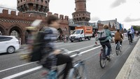 Kini semakin banyak warga Berlin yang beralih ke sepeda untuk transportasi mereka.