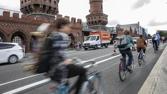 BERLIN, GERMANY - AUGUST 03: Cyclists use a pop up bike road on August 03, 2020 near Oberbaum Bridge in Berlin, Germany. German cities redraw road markings to create “pop-up” cycle lanes during the Covid-19 lockdown to create social-distancing but are rethinking to keep them. Several European countries are exploring how their work force in post-COVID-19 commute can be environmentally sound, healthy and sustainable. Governments in Europe are fuelling the bicycle trend by offering buying incentives to customers.  (Photo by Maja Hitij/Getty Images)