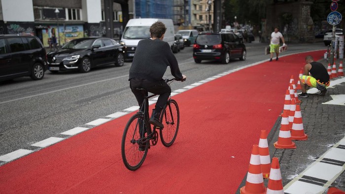 'Karpet Merah BERLIN, GERMANY - AUGUST 03: Cyclists use a
