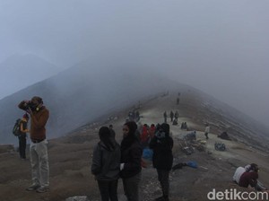Brrrr... Suhu Kawah Ijen Turun Sampai 6 Derajat!