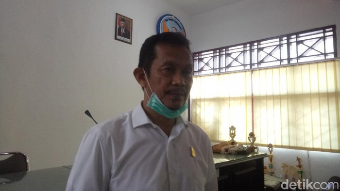 Kepala Sekolah SMPN 6 Makassar, Munir Borong 428 Tablet dengan dana BOS untuk siswa belajar online
