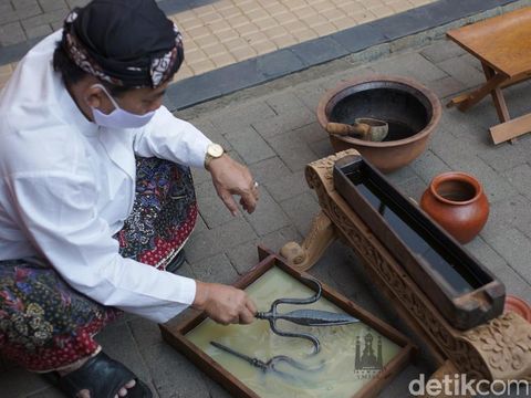 Keris dan pusaka peninggalan Sunan Kudus dijamas, Kamis (6/8/2020).