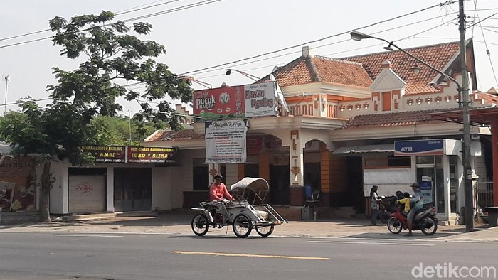 Kasus positif COVID-19 dari klaster Rumah Makan Rawon Nguling Probolinggo bertambah 7 menjadi 15 orang. Dua di antaranya meninggal.