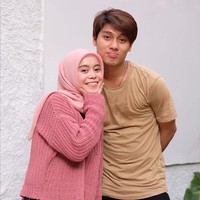  Lesti Kejora kini tengah jadi perbincangan karena usai menggelar konser ulang tahun yang ke-21 mendapatkan ucapan manis dari aktor Rizky Billar. Rizky dan Lesti kini memang sedang dijodoh-jodohkan oleh netizen. Foto: Instagram @lestykejora.