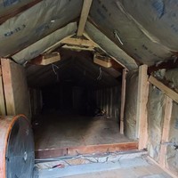 Rumah Rodolfo Cabrera di Maryland, AS, memiliki loteng yang belum selesai dibuat dan dibiarkan terbengkalai. Dilihat dari luar, loteng ini tampak menyeramkan. Gelap, kotor dan berantakan seperti di film-film horror. Foto: Dok. Remodeling & Design LLC