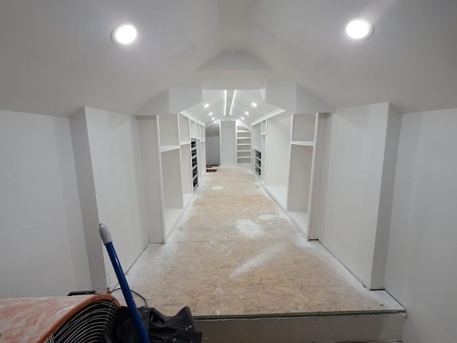 Hasil kerja keras Rodolfo pun terbayar. Loteng yang tadinya terlihat seram dan tidak bisa digunakan bertransformasi jadi walk in closet mewah. Foto: Dok. Remodeling & Design LLC