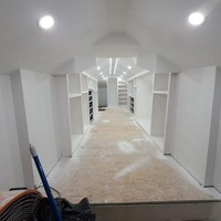 Hasil kerja keras Rodolfo pun terbayar. Loteng yang tadinya terlihat seram dan tidak bisa digunakan bertransformasi jadi walk in closet mewah. Foto: Dok. Remodeling & Design LLC