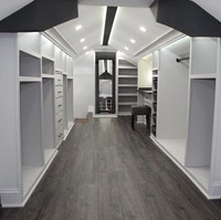 Untuk menunjukkan rasa sayangnya kepada istri, Rodolfo kemudian membuat proyek untuk mengubah loteng tua itu jadi walk in closet atau ruang pakaian. Foto: Dok. Remodeling & Design LLC