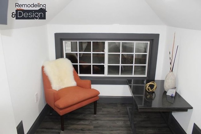 Rodolfo juga menyediakan sudut khusus untuk istirahat dan relaksasi dengan menempatkan kursi dan meja. Jika dilihat, lemari ini bagusnya setara dengan butik mewah. Foto: Dok. Remodeling & Design LLC