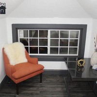 Rodolfo juga menyediakan sudut khusus untuk istirahat dan relaksasi dengan menempatkan kursi dan meja. Jika dilihat, lemari ini bagusnya setara dengan butik mewah. Foto: Dok. Remodeling & Design LLC