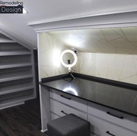 Terdapat pula rak besar untuk menyimpan aksesori seperti tas, ikat pinggang dan perhiasan. Foto: Dok. Remodeling & Design LLC