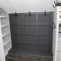 Ruang pakaian terdiri dari beberapa lemari dan rak untuk menaruh pakaian. Foto: Dok. Remodeling & Design LLC