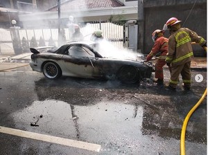 Duh Nyesek, Mazda RX-7 Hangus Terbakar Depan Gereja