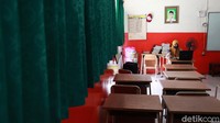 Setelah merebaknya COVID-19, sekolah-sekolah menerapkan kebijakan pembelajaran jarak jauh. Kegiatan pembelajaran jarak jauh ini untuk memutus penyebaran COVID-19.