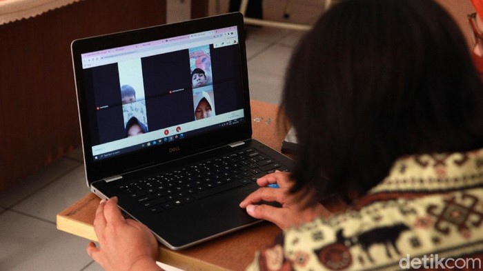 Aktivitas belajar mengajar tatap muka di DKI Jakarta dihentikan sementara di masa PSBB. Kini belajar mengajar dilakukan secara online. Seperti yang terlihat di SD Negeri 05 Pagi Joglo, Kembangan, Jakarta Barat, Kamis (6/8/2020).