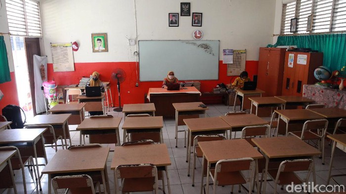 Melihat Proses Mengajar Online di SDN 05 Pagi Joglo Jakarta Barat Aktivitas belajar mengajar tatap muka di DKI Jakarta dihentikan sementara di masa PSBB. Kini belajar mengajar dilakukan secara online. Seperti yang terlihat di SD Negeri 05 Pagi Joglo, Kembangan, Jakarta Barat, Kamis (6/8/2020).