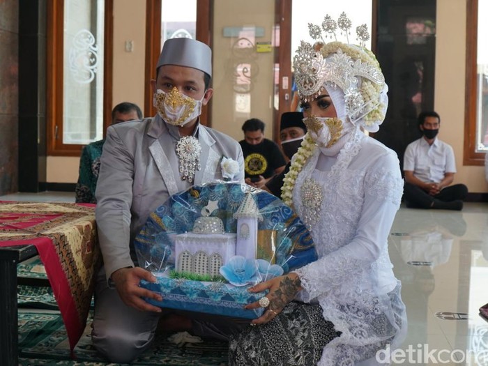 Ada pemandangan menarik di Masjid Al Aulia Mapolresta Blitar. Seorang tahanan kasus okerbaya melangsungkan pernikahan keempat dan disaksikan salah seorang mantan istrinya.