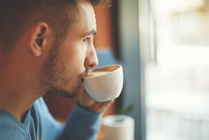 Minum lebih dari 4 cangkir kopi tiap hari