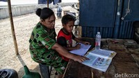 Bahkan anak-anak pesisir pun ikut terdampak dari pandemi COVID-19 seperti belajar dirumah dengan menggunakan kuota internet di tengah penghasilan orang tuany sebagai nelayan yang tidak menentu. selain itu mereka biasanya berjualan membuka warung untuk mencari biaya tambahan. 