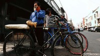 Di masa pandemi COVID-19 ini, para ojek sepeda yang berada di kawasan Kota Tua, Jakarta, semakin sulit untuk mendapatkan penumpang.