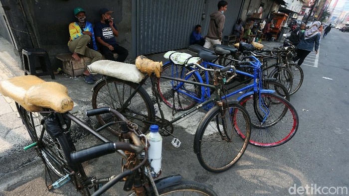 Ojek sepeda di kawasan Kota Tua Jakarta, semakin sulit mendapatkan penumpang di masa pandemi COVID-19 ini. Namun mereka tetap bertahan.