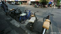 Deretan ojek sepeda tengah menunggu penumpang di kawasan Kota Tua, Jakarta.