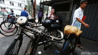 Selama pandemi ini, ojek sepeda hanya bisa sekitar Rp 20 ribu per hari.