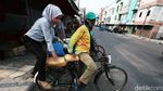 Ojek Sepeda Kota Tua Mencoba Bertahan di Tengah Pandemi