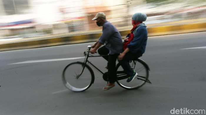 Ojek Sepeda Kota Tua Mencoba Bertahan di Tengah Pandemi Ojek sepeda di kawasan Kota Tua Jakarta, semakin sulit mendapatkan penumpang di masa pandemi COVID-19 ini. Namun mereka tetap bertahan.