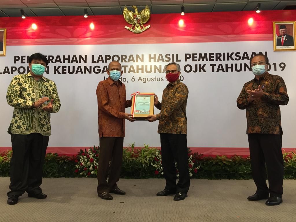 Otoritas Jasa Keuangan menerima secara resmi Laporan Hasil Pemeriksaan (LHP) atas Laporan Keuangan OJK Tahun 2019 yang kembali mendapat opini Wajar Tanpa Pengecualian dari Badan Pemeriksa Keuangan (BPK)-RI.  (Dok: Ist)