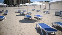 Pariwisata pantai yang diandalkan berbagai resort di Bulgaria kini telah mati. Hanya menyisakan kursi berjemur yang kosong di hamparan pasir yang luas (AFP)