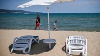Tak ada turis asing yang datang. Wisatwan domestik pun yang berlibur ke pantai hanya sedikit. (AFP)