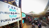Pasar Pananjung merupakan pusat kegiatan ekonomi tradisional terbesar di Pangandaran. Selama PSBB, pasar buka dari pukul 04.00 WIB-16.00 WIB.