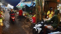 Bentangan terpal peneduh yang dipasang tak beraturan membuat suasana kumuh makin terlihat.