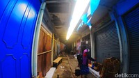 Banyak bagian bangunan pasar dalam keadaan rusak.