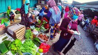 Bupati Pangandaran Jeje Wiradinata menjelaskan, pihaknya bukan mengabaikan pembangunan pasar, namun dia tak ingin membangun pasar menjadi dua lantai. Karena biasanya hal itu akan menuai protes dari pedagang yang nantinya ditempatkan di lantai dua.