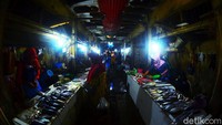 Beberapa blok pedagang juga kurang pencahayaan sehingga pasar menjadi remang, tak baik untuk kesehatan pedagang. 