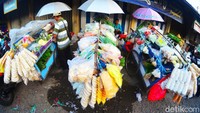 Sementara itu para pedagang banyak yang mengeluhkan anjloknya omzet penjualan. Mereka mensinyalir dampak pandemi Corona telah berpengaruh terhadap daya beli masyarakat.