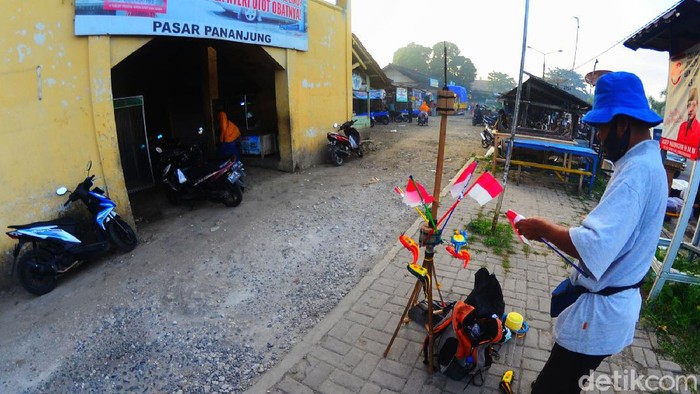 Pembangunan infrastruktur publik bidang kesehatan, pendidikan, pariwisata di Kabupaten Pangandaran sudah cukup menunjukkan peningkatan yang signifikan. Tapi pembangunan infrastruktur ekonomi belum tergarap maksimal. Salah satu buktinya adalah kondisi pasar Pananjung Pangandaran yang sampai saat ini masih dalam keadaan kumuh.