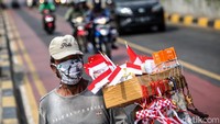Jelang perayaan HUT RI ke-75 pada 17 Agustus mendatang, sejumlah pedagang mulai menjajakan beragam ornamen dan pernak-pernak bercorak bendera Merah Putih, mulai dari gantungan kunci berwarna merah dan putih serta bendera Merah Putih berukuran mini di tiap sudut ibu kota.