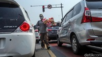 Geliat penjualan pernak-pernik kemerdekaan tersebut tetap terlihat meski turut terdampak pandemi virus Corona.