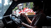 Saiman (50), seorang pedagang yang telah berjualan pernak-pernik kemerdekaan sejak era 2000an mengatakan, biasanya memasuki bulan Agustus ia mulai mendapat keuntungan besar.