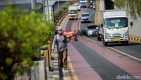 Bila biasanya Saiman dapat meraup keuntungan hingga 50 bendera perhari, namun kini penjualannya menurun drastis.