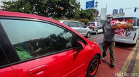 Meski penjualan pernak-perniknya terdampak pandemi, Saiman tetap berjualan beragam pernak-pernik kemerdekaan tersebut.
