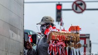 Beragam pernak-pernik tersebut ia jual dengan harga yang bervariasi. Misalnya, bendera yang ia jajakan dibanderol mulai dari Rp 5 ribu hingga Rp 15 ribu tergantung ukuran.