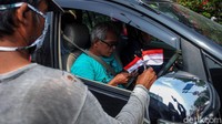  Biasanya Saiman pun menjajakan beragam pernak-pernik dagangannya kepada sejumlah mobil yang tengah menunggu lampu merah. Tak sedikit pengendara yang membeli barang dagangannya sembari menunggu lampu lalu lintas tersebut berubah warna menjadi hijau.